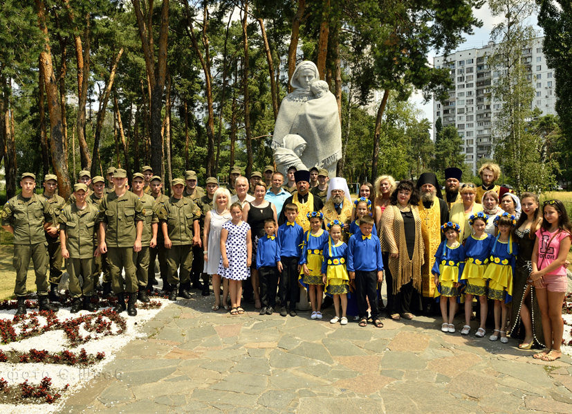 Українська Православна Церква підтримала солдатських вдів спільною молитвою біля пам’ятника Матері-вдові.