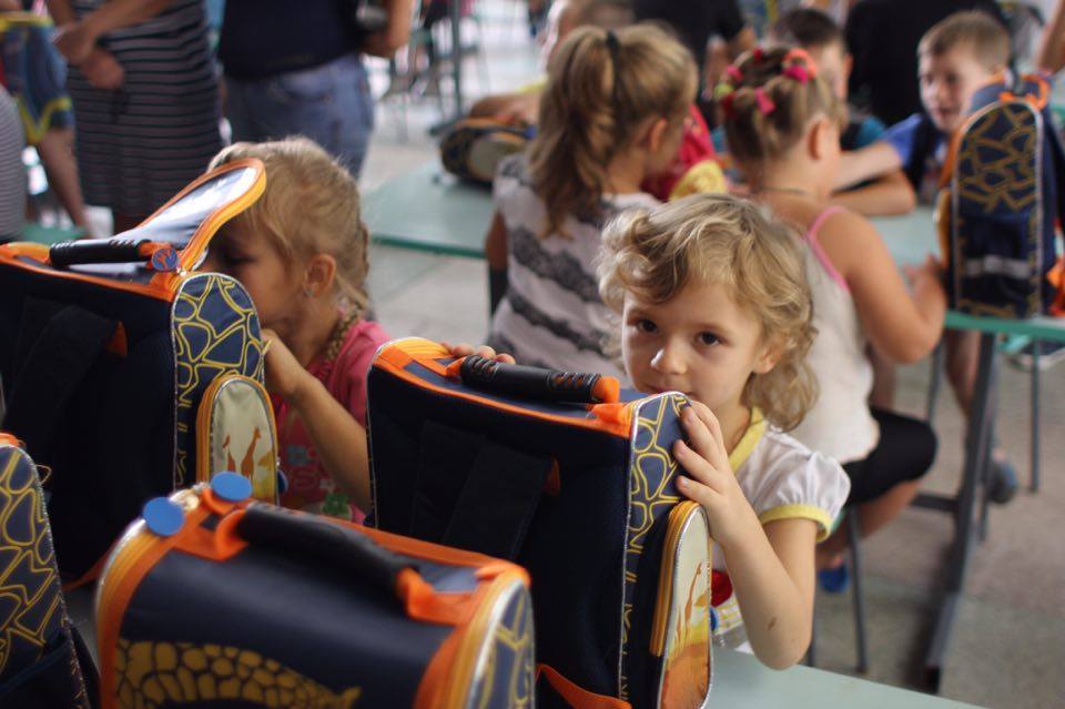 Місія «Милосердя без кордонів» до Дня знань відправила у зону АТО 23-й транш гуманітарної допомоги з подарунками школярам
