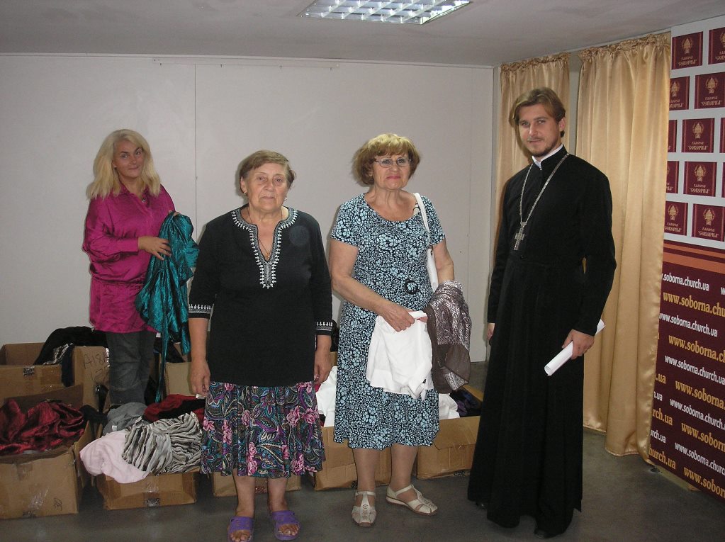 КИЕВСКАЯ ЕПАРХИЯ. Выдача гуманитарно-вещевой помощи неимущим в галерее «Соборная»