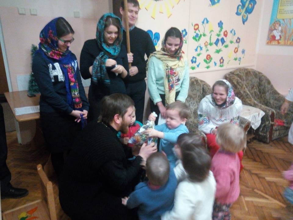 ВОЛИНСЬКА ЄПАРХІЯ. Православний молодіжний клуб «Зігрій любов’ю» відвідав будинок дитини у Луцьку