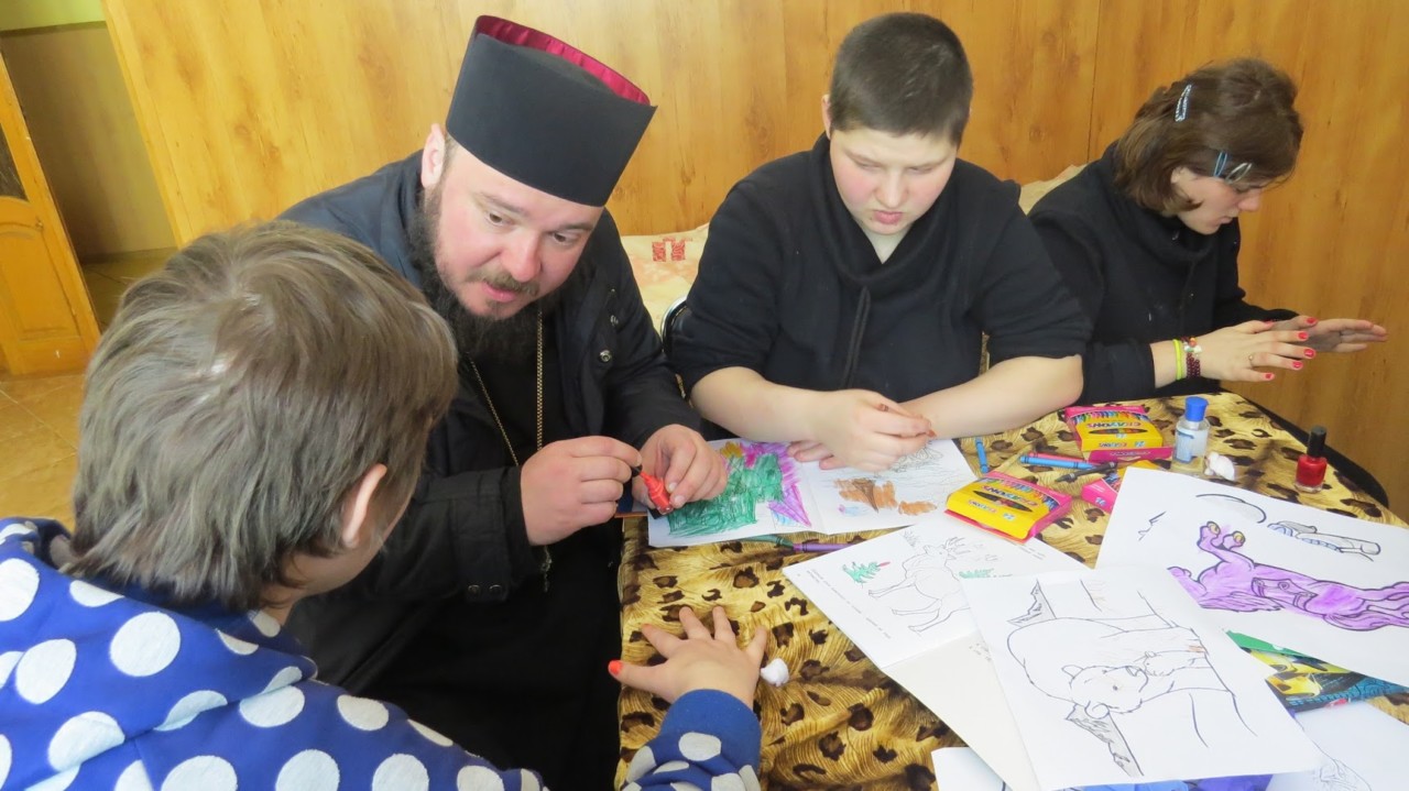 КИЇВСЬКА ЄПАРХІЯ. Столичні священнослужителі разом з волонтерами відвідали дітей у Пугачовському будинку-інтернаті