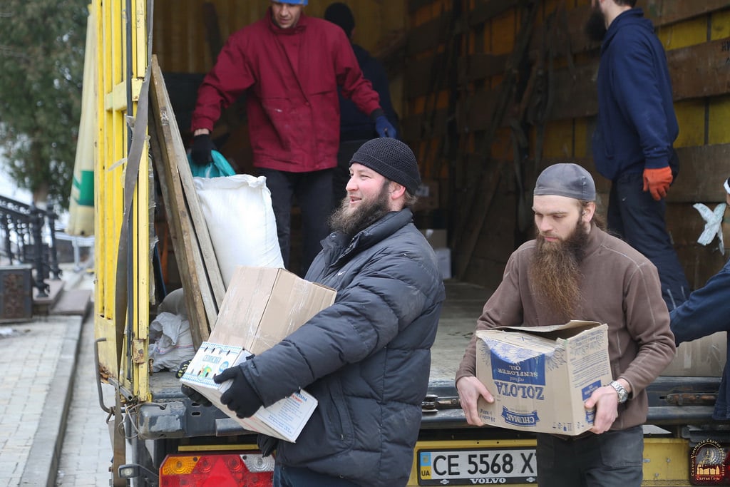 ЧЕРНІВЕЦЬКО-БУКОВИНСЬКА ЄПАРХІЯ. У Святогірській Лаврі брали гуманітарну допомогу
