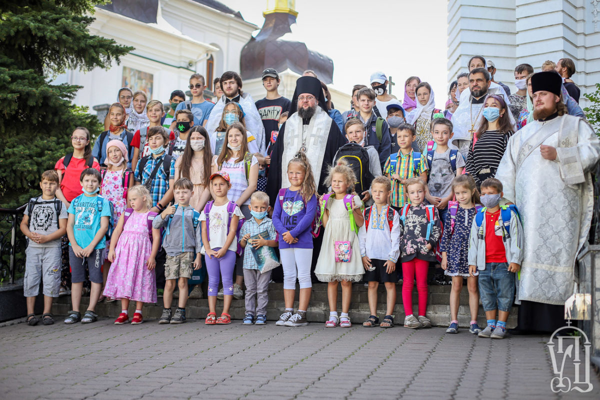 Понад 70 дітей з сімей, які потребують допомоги, отримали «рюкзачки милосердя» та помолилися перед навчанням в Києво-Печерській Лаврі