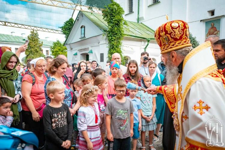 Предстоятель УПЦ Митрополит Онуфрій передав дітям із сімей вимушених переселенців близько 100 «Рюкзачків милосердя»