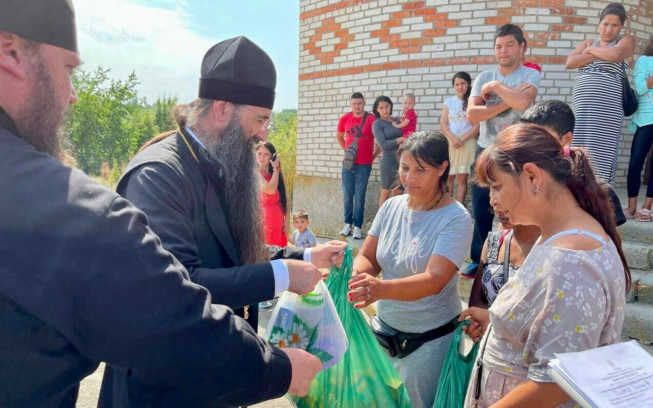 Вінницька єпархія УПЦ передала гуманітарну допомогу вимушеним переселенцям