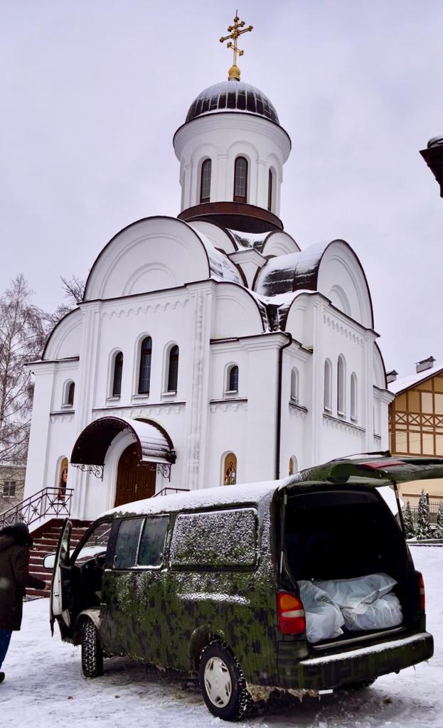 Православні віряни #УПЦ зі Львова та Волині передали автівки для #ЗСУ.
