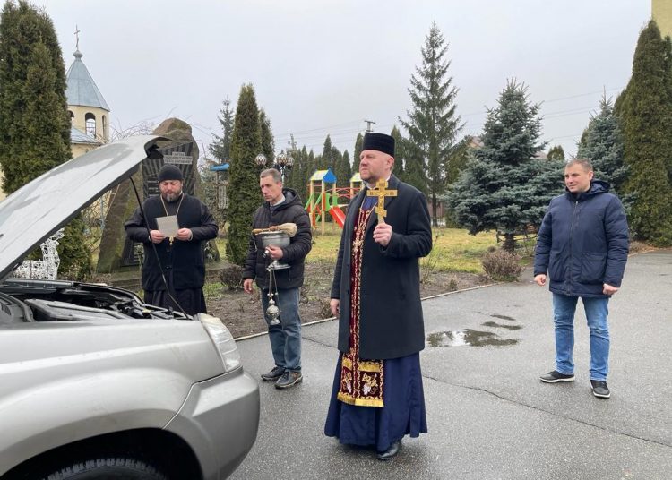 На Київщині парафія УПЦ придбала автомобіль для потреб ЗСУ