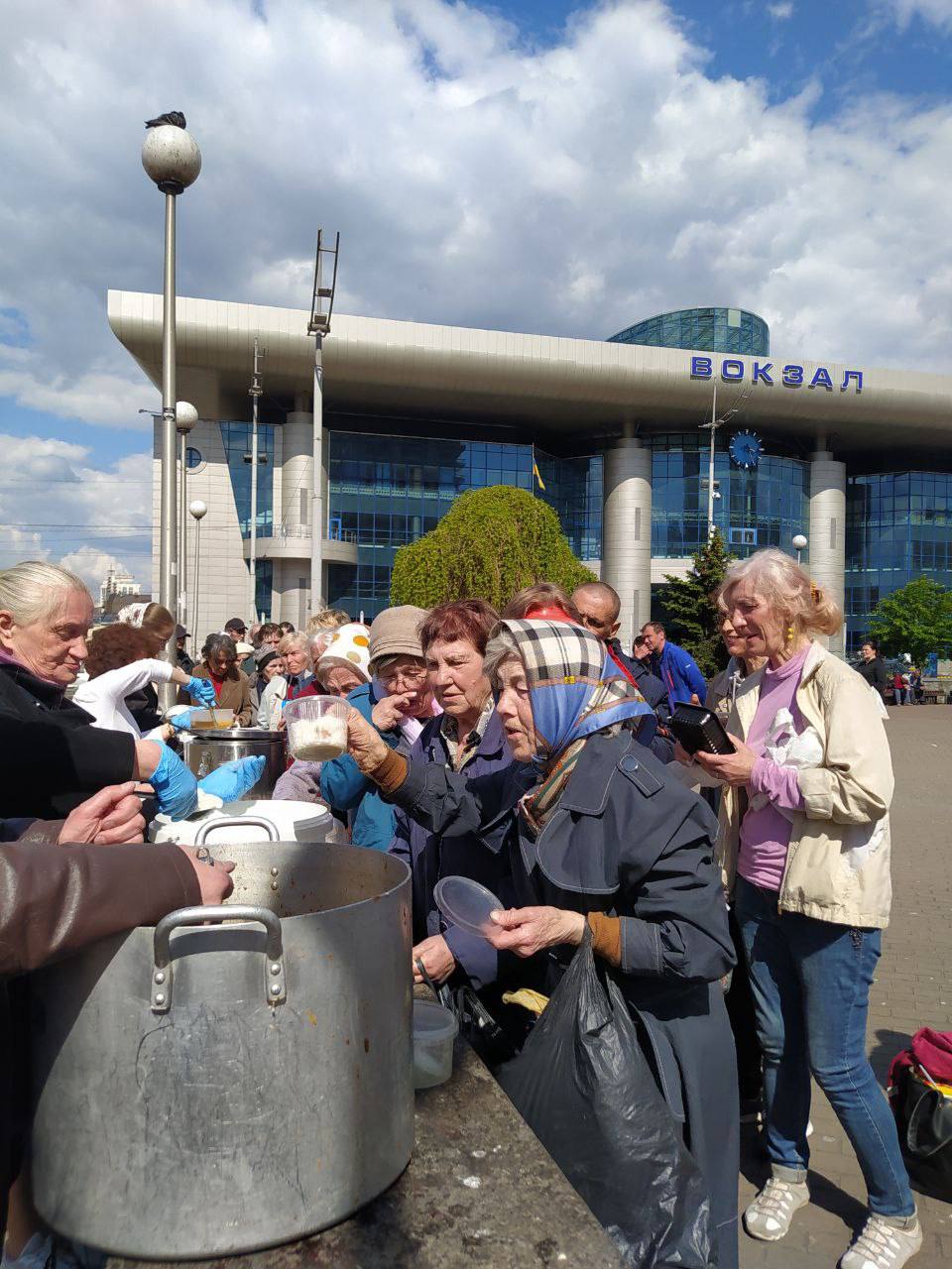 Щотижневі обіди для безхатченків та нужденних від #Місія_Милосердя