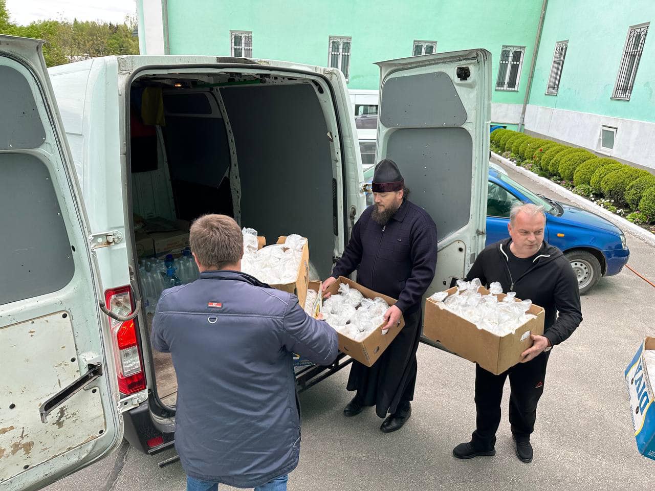 На Вінничині Браїлівський монастир в черговий раз передав продукти харчування, воду та паски для військових на передову.