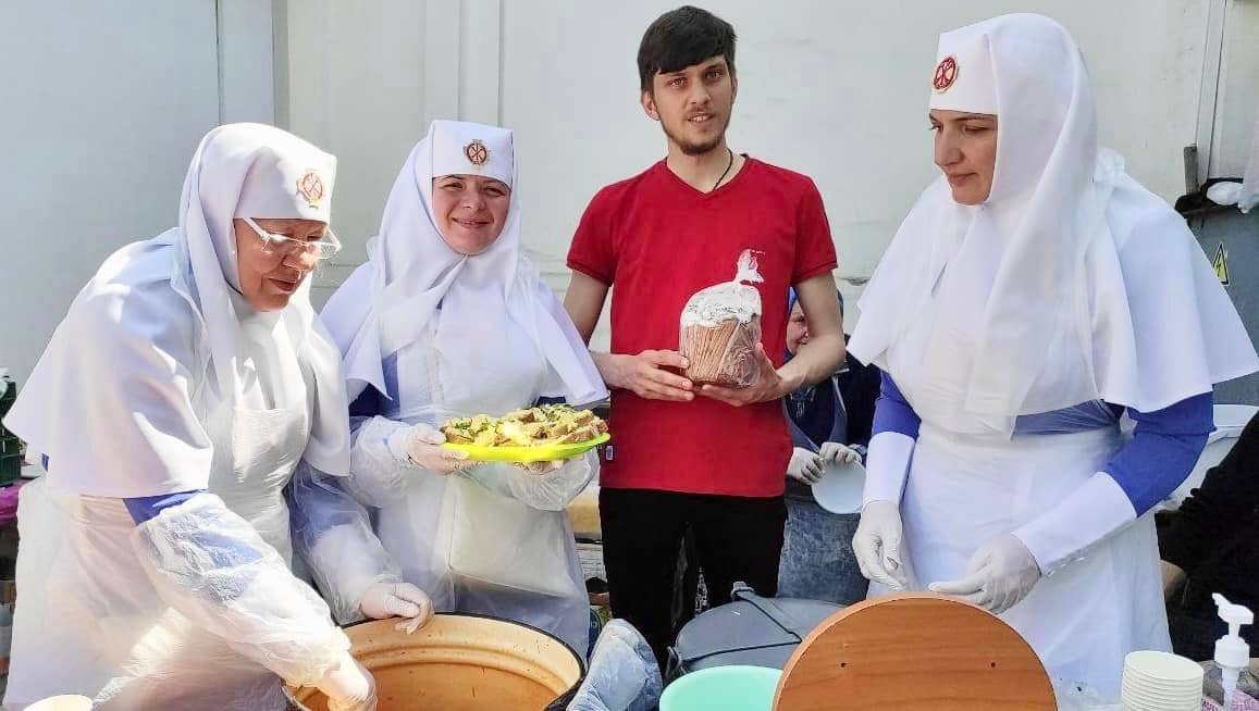Сестри Милосердя Марфо- Маріїнської обителі надалі продовжують годувати парафіян