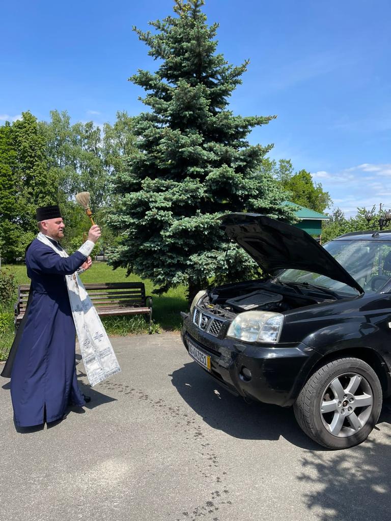 Михайлівська парафія села Білогородка вчергове передала автомобіль для потреб ЗСУ.