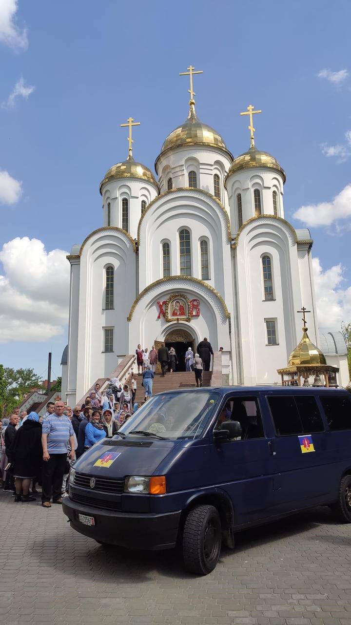 У Тернополі віряни УПЦ передали автомобіль на потреби медиків ЗСУ