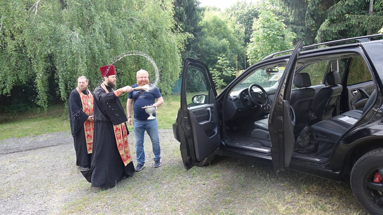 У Полтавській єпархії УПЦ передали автомобіль ЗСУ