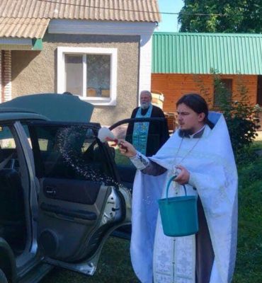 Віряни Могилів-Подільської єпархії УПЦ придбали автомобіль для ЗСУ