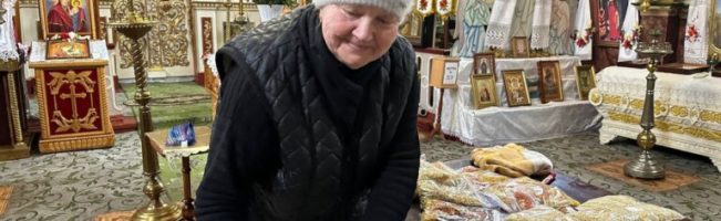 Волонтерська діяльність для ЗСУ сільської парафії УПЦ на Рівненщині: сотні окопних свічок, заготовок на страви та розпалювачів