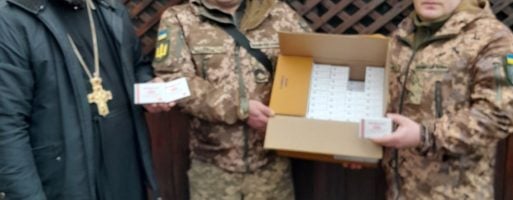 Священники Варвинського церковного округу передали ліки для воїнів та місцевих медичних закладів