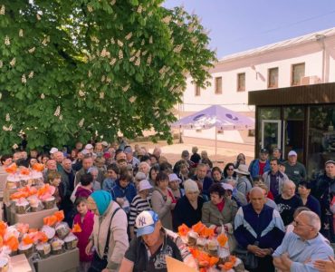 «Пасхальний дарунок»: У столиці Соціальний відділ УПЦ передав 1000 пасок родинам переселенців