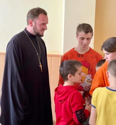 На Волині священник УПЦ привітав з Великоднем вихованців дитбудинку, пацієнтів хоспісу та лікарні