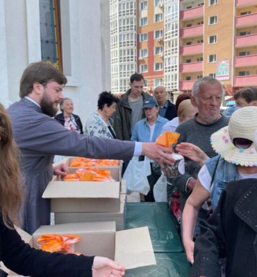 У Києві православні волонтери передали паски та продукти харчуванння для вимушених переселенців