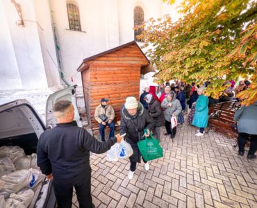 У столиці Соціальний відділ УПЦ передав продуктові набори 100 родинам переселенців