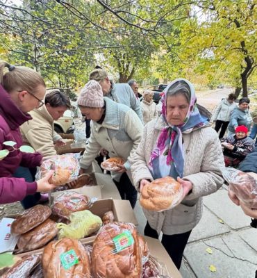 У Херсоні єпархіальні волонтери передали жителям міста 100 кг хлібобулочних виробів від Камʼянець-Подільської єпархії