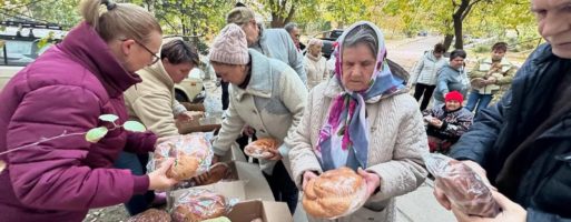 У Херсоні єпархіальні волонтери передали жителям міста 100 кг хлібобулочних виробів від Камʼянець-Подільської єпархії