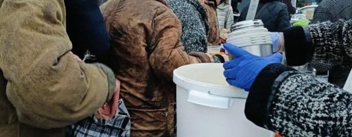 У столиці працівники Соціального відділу УПЦ роздали 100 порцій їжі для нужденних