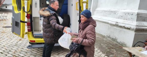 У Києві 100 родин переселенців отримали продуктові набори від Соціального відділу УПЦ