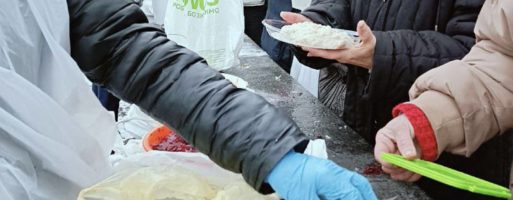 Соціальний відділ УПЦ провів благодійний обід для 100 безхатченків та нужденних