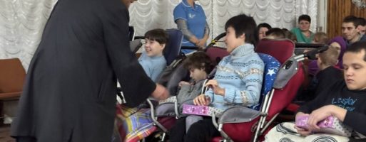 Єпископ Феодосій разом зі священниками міста Ніжина привітали вихованців дитячого будинку-інтернату з Різдвом Христовим