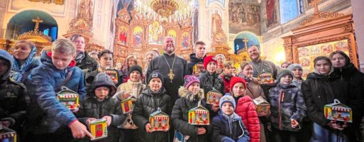 У столиці Соціальний відділ УПЦ передав подарунки дітям-сиротам