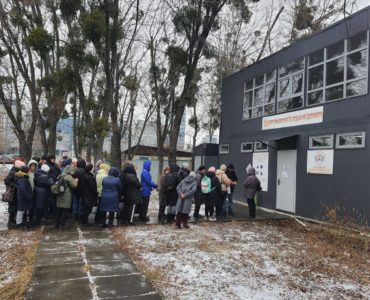 Соціальний відділ УПЦ передав гуманітарні набори 100 родинам переселенців у Києві