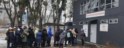 Соціальний відділ УПЦ передав гуманітарні набори 100 родинам переселенців у Києві