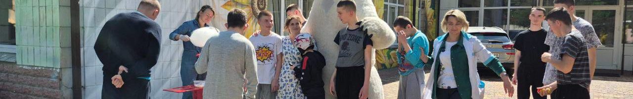 Пасхальний дарунок: Соціальний відділ УПЦ відвідав Святошинський інтернат та організував благодійний обід для безхатьків