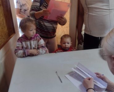 У Києві Соціальний відділ УПЦ передав гуманітарні набори 100 родинам вимушених переселенців
