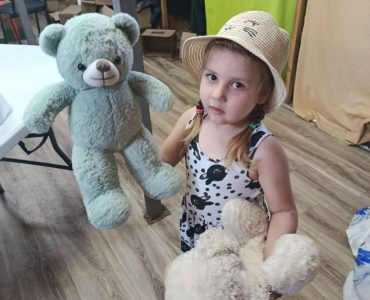 Соціальний відділ УПЦ передав гуманітарні набори 100 родинам переселенців у Києві