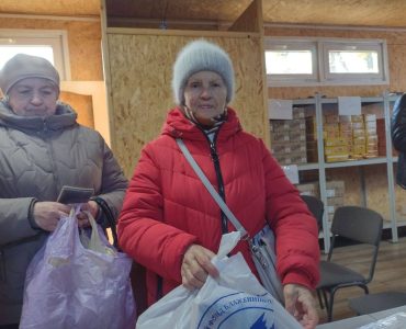 Соціальний відділ УПЦ у Києві передав гуманітарні набори 100 родинам переселенців