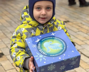 Подарунки від Предстоятеля: У Києві Соціальний відділ УПЦ передав 300 подарунків дітям із родин переселенців