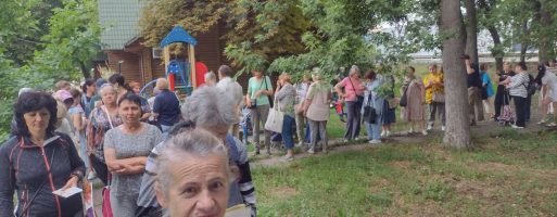 Соціальний відділ УПЦ передав гуманітарну допомогу 100 родинам переселенців
