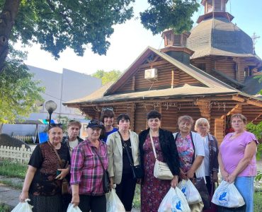 Соціальний відділ УПЦ у Києві надав гуманітарну допомогу 100 родинам переселенців