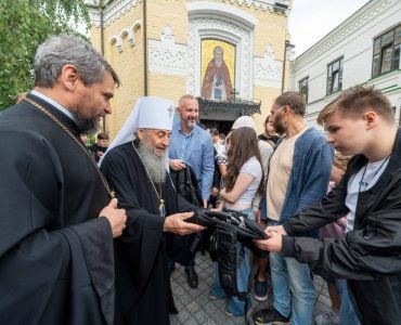 Предстоятель УПЦ передав рюкзаки і шкільне приладдя дітям-переселенцям та благословив їх перед початком навчання